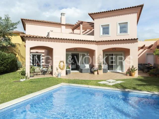 Refúgio Elegante: Townhouse Exclusiva com Piscina Privativa 204m² Vilamoura
