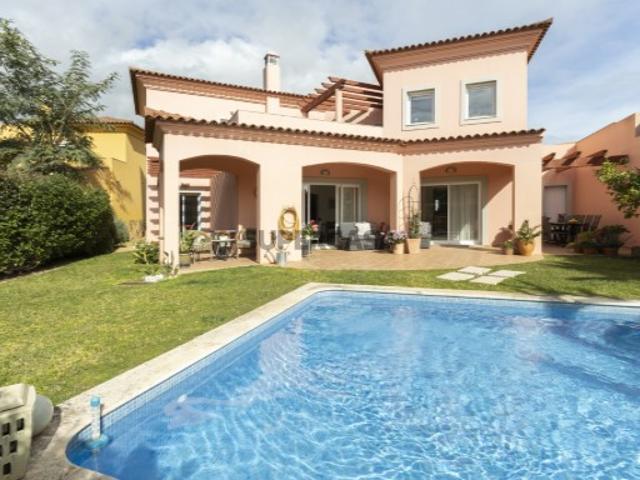 Refúgio Elegante: Townhouse Exclusiva com Piscina Privativa