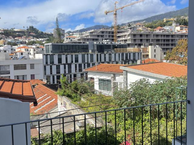 Refúgio ensolarado no último andar com escritório