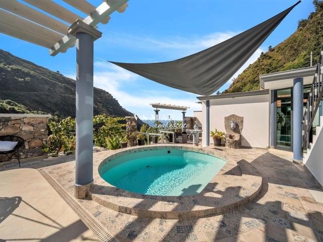 Refúgio Sereno: Casa de Estilo Grego em Madalena do Mar 114m² Madalena Do Mar