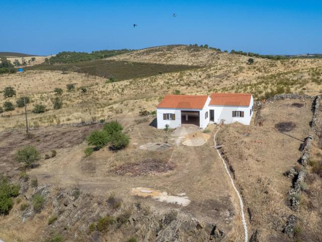 Refúgio Único:1.685m² área total e construção com 126m²–A sua Tela em Branco no Pereiro, Alcoutim