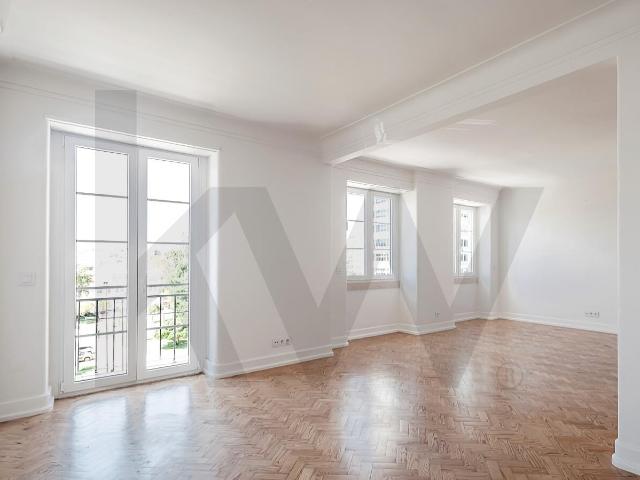 Refurbished 2 bedroom apartment in Praça de Londres 115 useful m2