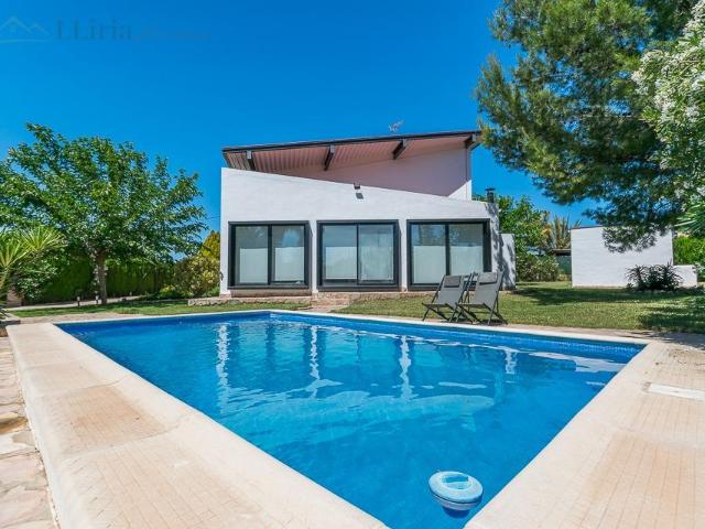 Ref. 04363 EXCLUSIVA Chalet de diseño moderno en urbanización consolidada de Llíria