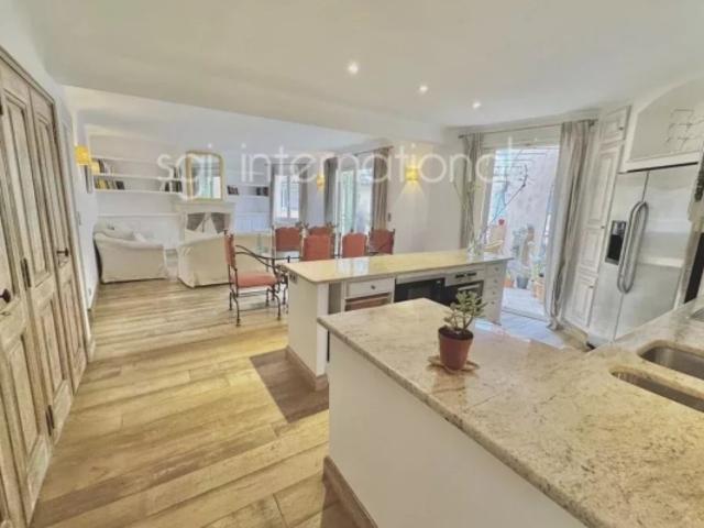 REF 1958: RARE SAINT TROPEZ APPARTEMENT TERRASSE PLACE DES LICES