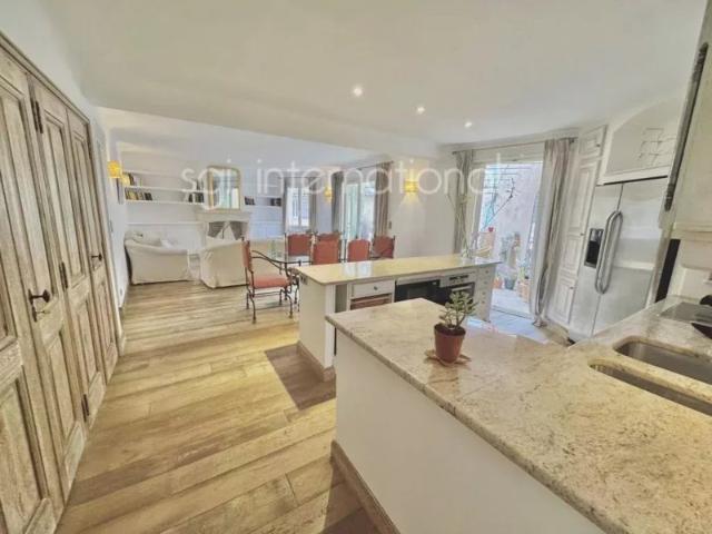 REF 1958: RARE SAINT TROPEZ APPARTEMENT TERRASSE PLACE DES LICES