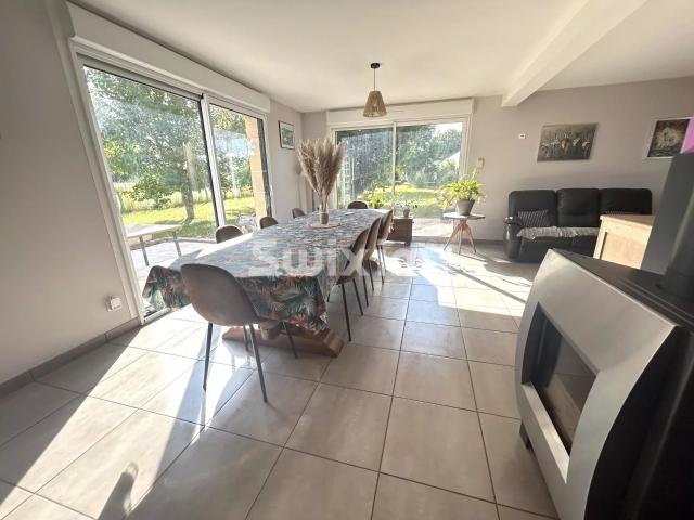Réf 19089 TF: PONT Maison des années 2000, sur un terrain. 132m² Auxonne