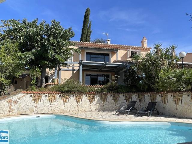 Réf: 1908 Vente Villa Mont Saint Martin avec piscine et vue m