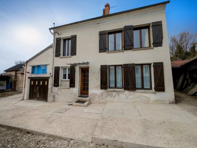 Ref 1913 Maison avec garage et terrasse