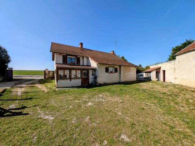 Ref 1912 Charmante maison briarde jardin, dépendances et piscine