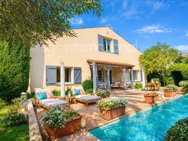 REF 2259: SAINT TROPEZ À PIED DU CENTRE