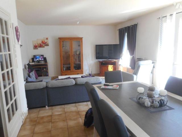 Réf.: 332, Pavillon 107,63 m2, mitoyen d'un côté comprenant au rez de chaussée surélevé: vest.