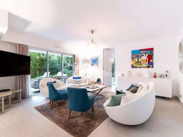 REF 386: SAINT TROPEZ CENTRE RESIDENCE GRAND LUXE APPARTEMENT AVEC GRAND JARDIN