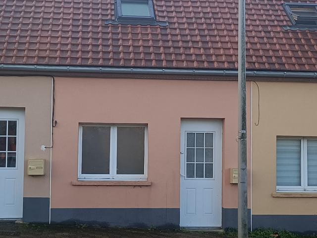 réf 4003 L1527 Petite maison avec jardinet proche des commodités