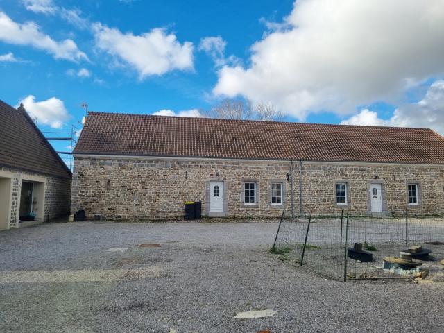 ref 4013 L1532 longère en pierre de pays avec jardin dans ancien corps de ferme