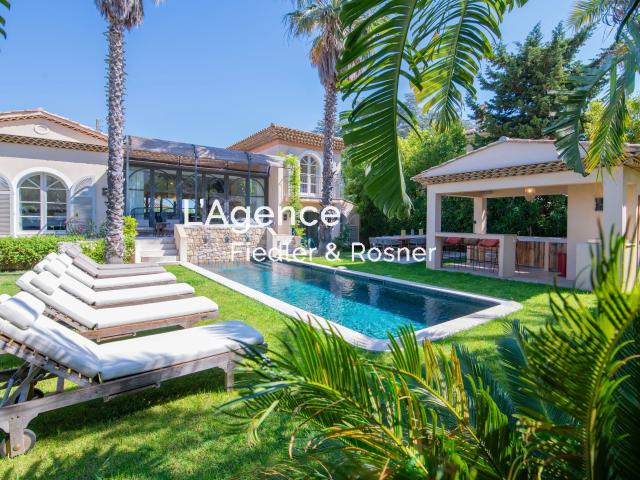 REF 762: SAINT TROEPZ CENTRE MAISON DE VILLAGE DANS UN DOMAINE PRIVÉ