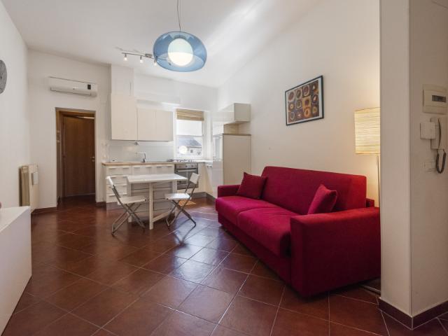Ref: 9020 Giulia | Florence Apartments for Rent | Long Term Student Accommodation Rentals | HousingInFlorence