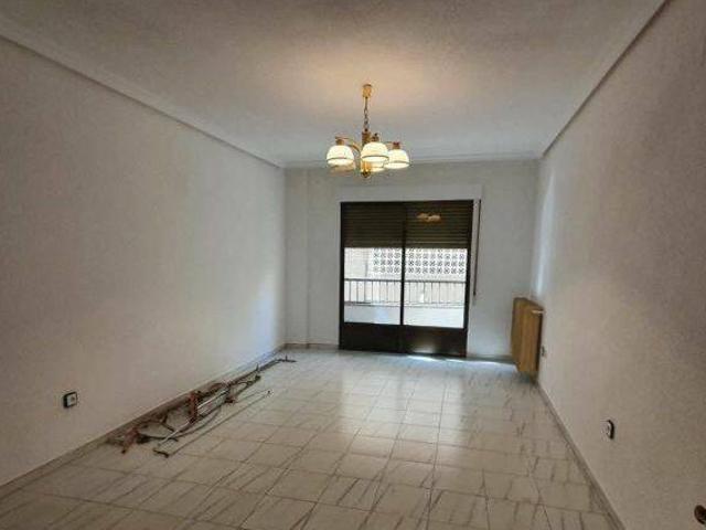 Ref B154 se alquila piso céntrico sin amueblar