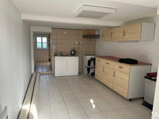 Réf.: maison en pierre 53,53 m2 comprenant séjour/cuisine aménagée, salle d'eau et toilettes.