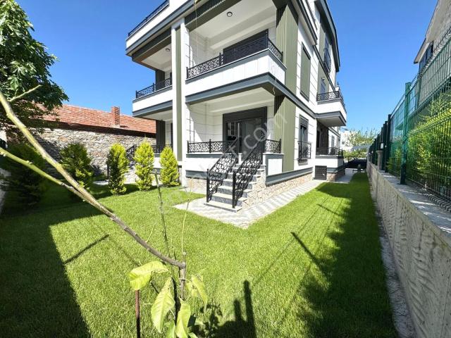 Referans'tan Zeytinli'de Doğa Manzaralı Ön Cephe Modern Tasarımlı 4+1 Villa