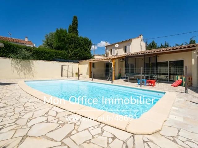 Référence: 5018 MCO. Maison de type 6 d'une surface de 215 m2 plus terrain stationnements et piscine