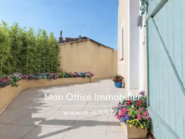 Référence: 5771 MDI. T3 avec une terrasse de 15m2 au centre de Saint Cyr sur mer