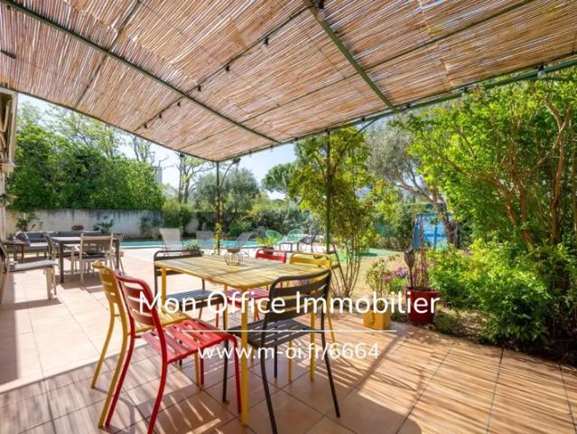 Référence: 6664 NZW. Maison 4 chambres piscine, jardin, garage