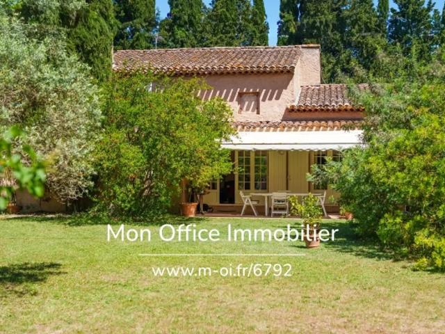 Référence: 6792 VCA. Une villa de plain pied style mas provençal de 172 m² sur une parc plat de 5 000 m² avec piscine