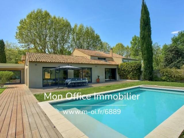 Référence: 6889 VCL. Contemporaine élégante Jardin clos et arboré avec piscine Proche AIX EN PROVENCE