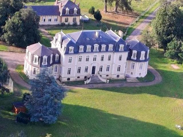 Référence: 6928 Mdi Un domaine d’exception déjà opération. 1389m² Chazemais
