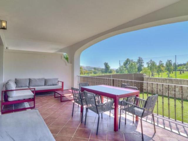 Refinada vida junto al golf: elegante villa pareada en Azata Golf, Estepona