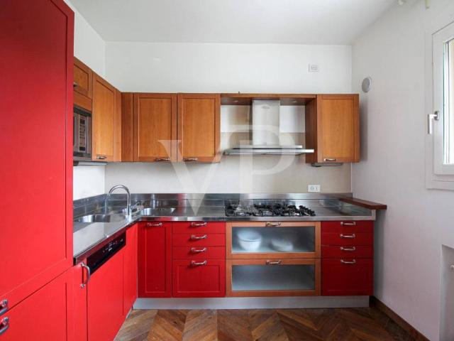 Refined apartment with garden in private setting