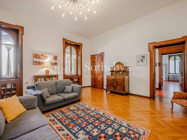Refined apartment in the historical center of Arona
