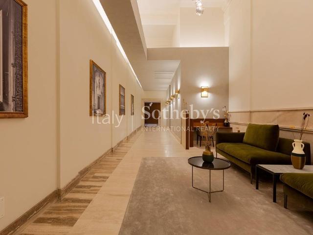 Refined apartment in Palazzo Raggi on Via del Corso