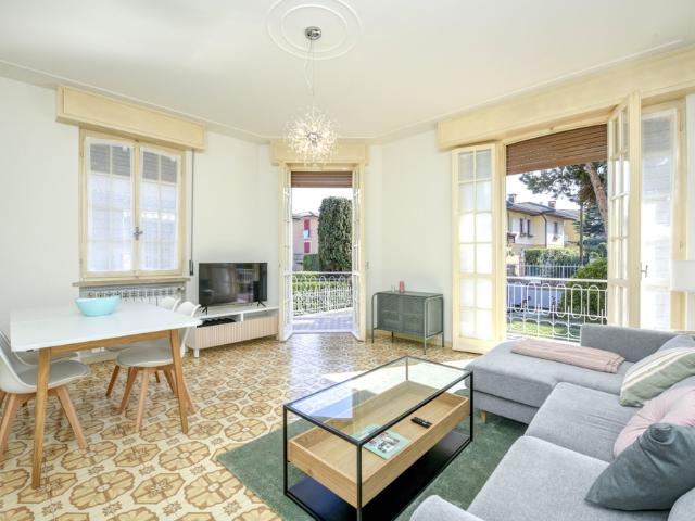 Refined flat Garda Lake Sirmione Remote work ready