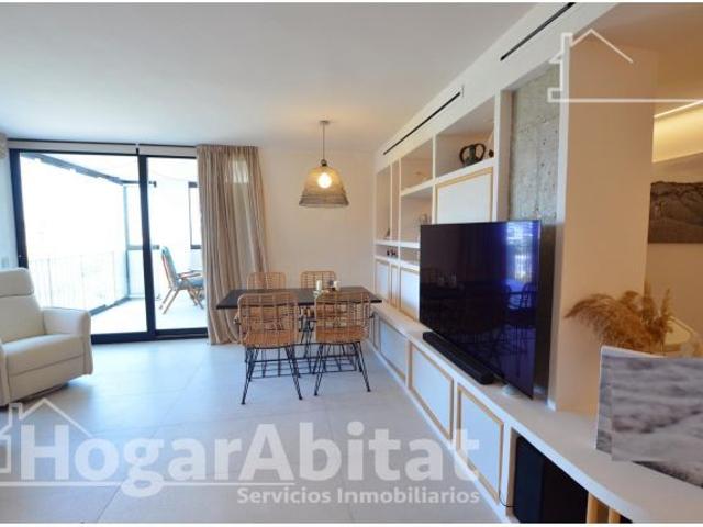 REFORMADO CON PISCINA, GARAJE Y TERRAZA CERCA DE LA PLAYA