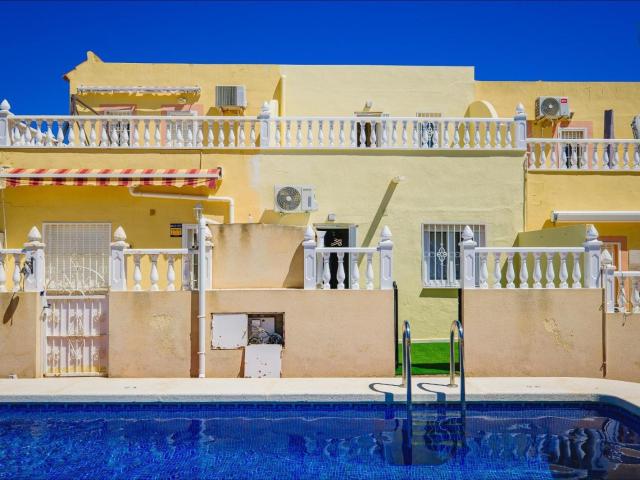 REFORMADO ADOSADO CON VISTAS AL MAR EN LAS FILIPINAS ORIHUELA COSTA. CON PISCINA. 3 DORM. 2 BAÑOS. CON SUPERFICIE 84 M2