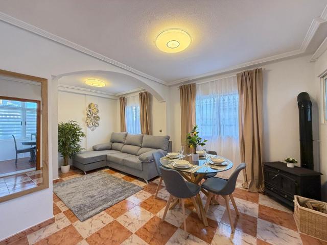 REFORMADO ADOSADO EN ORIHUELA COSTA LAS FILIPINAS CON GARAJE+TRASTERO. 2 DORM. 2 BAÑOS. CON PISCINA COMUNITARIA