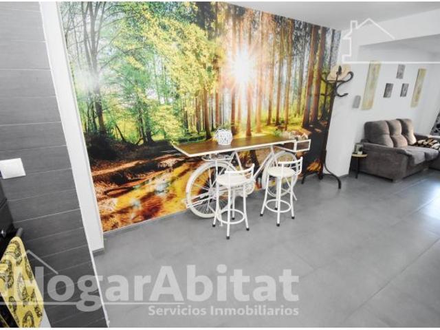 REFORMADO Y AMUEBLADO CON TERRAZA Y BALCÓN JUNTO AL PUERTO