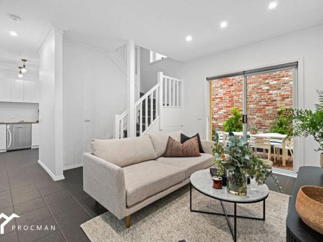 Refreshed Townhouse Opposite Royal Park