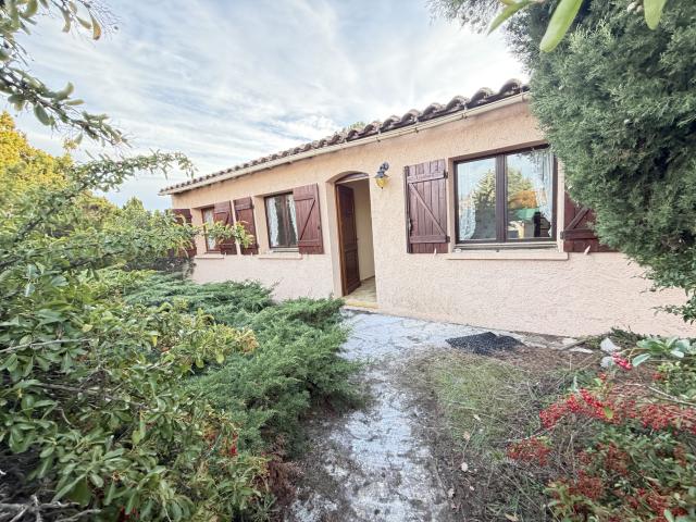Régusse, Maison d'environ 68m2 A remettre au goût du jour