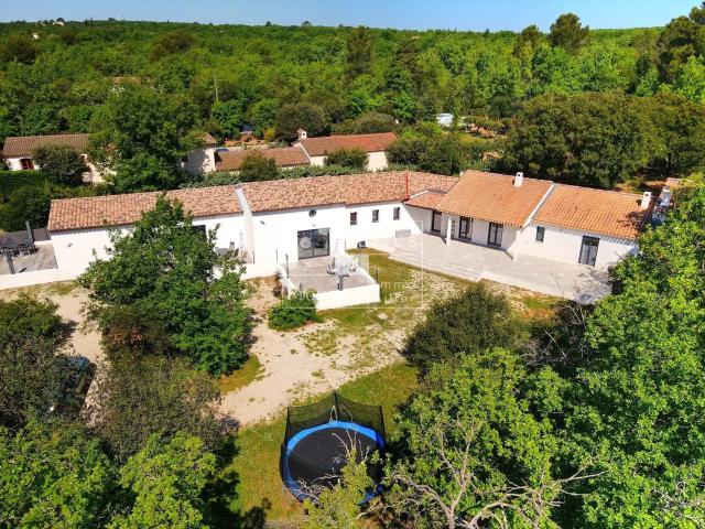 Régusse – Propriété contemporaine avec piscine intérieure, 3. 243m² Régusse