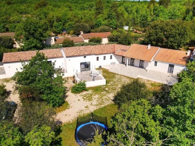 RÉGUSSE – Propriété contemporaine avec piscine intérieure, 3 gîtes et plus d'un hectare de terrain