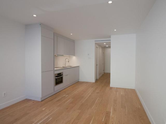 Regency 1 Bedroom Apartment for Rent at 3555 Ch De La Côte Des Neiges, Montréal, QC H3H 1V2