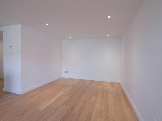 Regency 2 Bedroom Apartment for Rent at 3555 Ch De La Côte Des Neiges, Montréal, QC H3H 1V2
