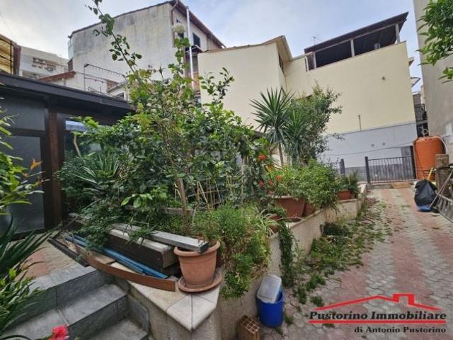 Reggio Campi Casa indipendente su 2 livelli con terrazza,giardino e dependance