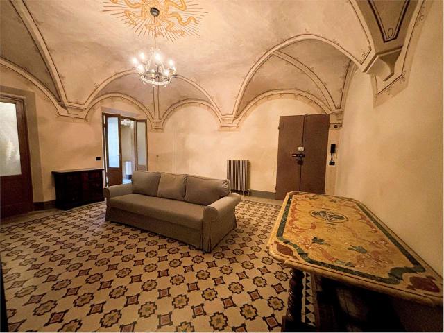 REGGIO E. APPARTAMENTO IN CENTRO STORICO CON POSTO AUTO INTERNO