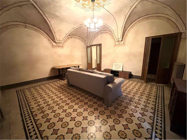 REGGIO E. APPARTAMENTO IN CENTRO STORICO CON POSTO AUTO INTERNO