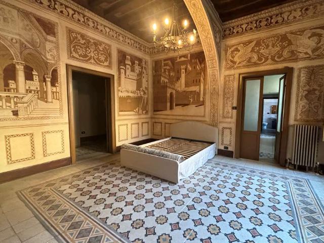REGGIO E. APPARTAMENTO IN CENTRO STORICO CON POSTO AUTO INTERNO