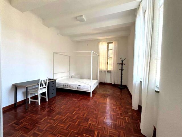 REGGIO E. STANZE IN APPARTAMENTO COMPLETAMENTE RISTRUTTURATO