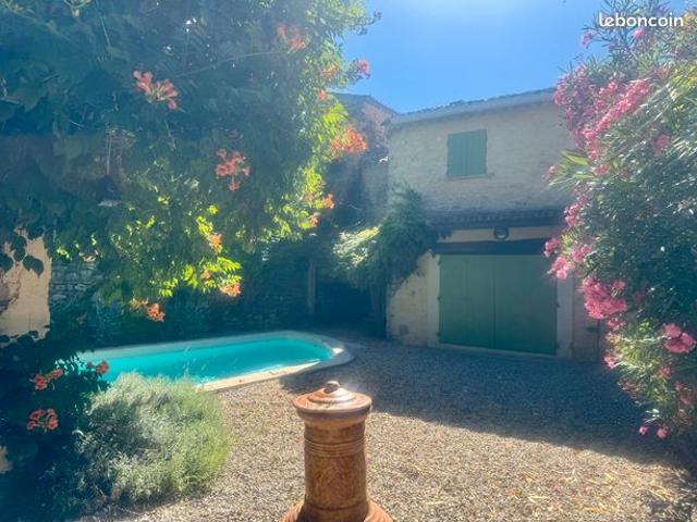 Région UZES, Belle maison en pierres apparentes avec jardin arboré et piscine